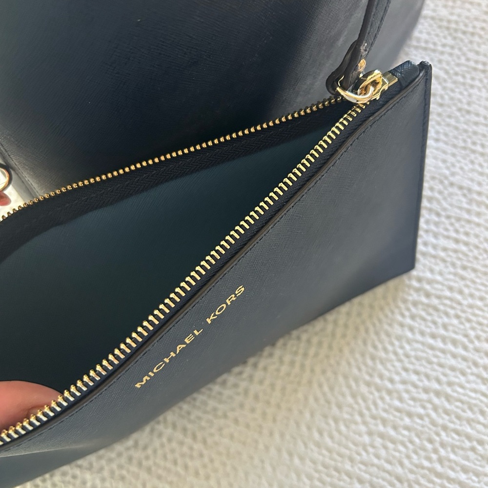 ❤️ NWOT MK Michael Kors Large Navy Tote with Gold Accents & Large Zip Wristlet - Picture 4 of 6